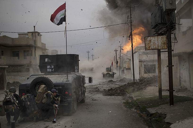 Мосул, Ирак. Взрыв бомбы рядом с представителями иракского спецназа