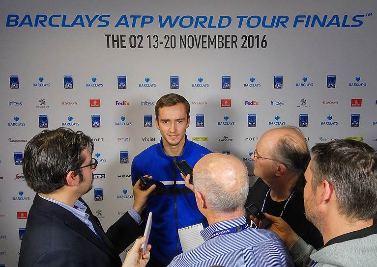 Российский теннисист Даниил Медведев (в центре)