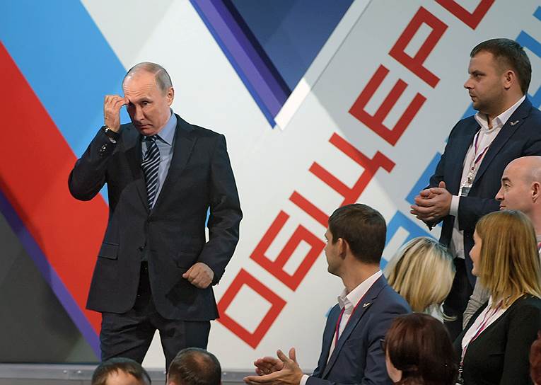 Президент России Владимир Путин (слева)