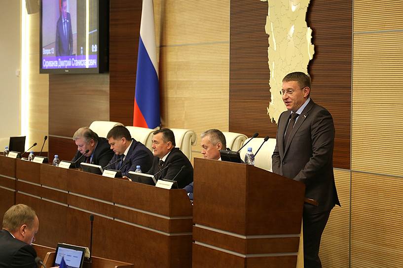 Депутат Госудумы Дмитрий Скриванов (справа)