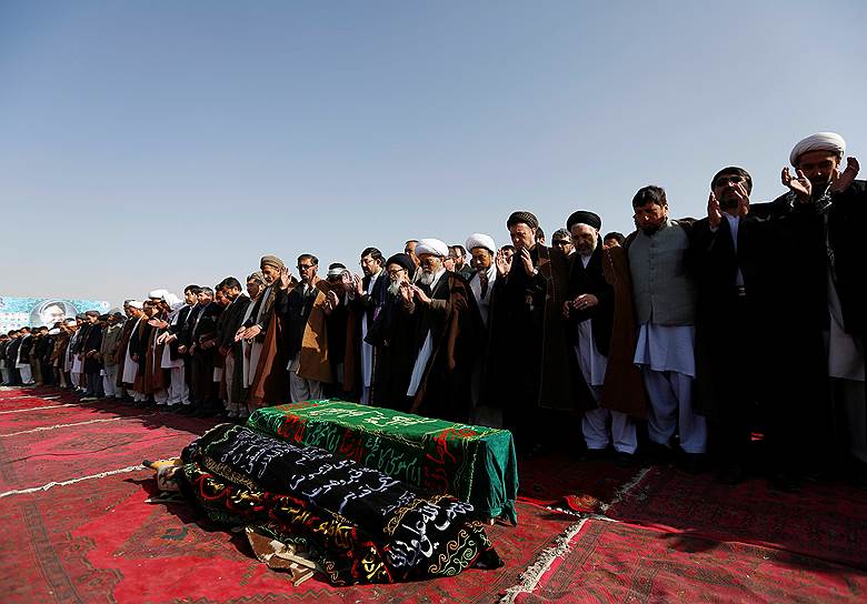Кабул, Афганистан. Мусульмане во время похорон жертв теракта, произошедшего в понедельник в мечети 