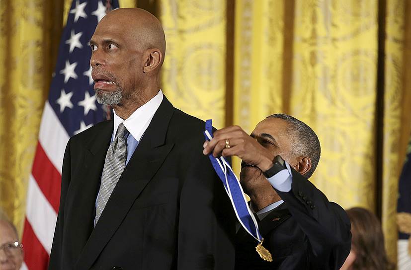 Вашингтон, США. Президент Барак Обама награждает баскетболиста Карима Абдула-Джаббара Президентской Медалью Свободы 