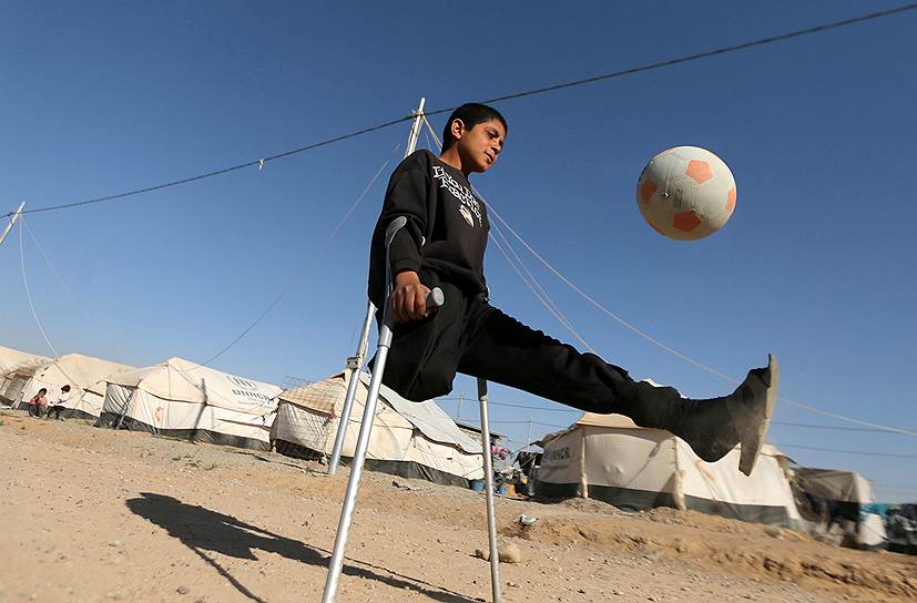 Дебага, Ирак. Мальчик, потерявший ногу во время бомбардировок, играет в футбол