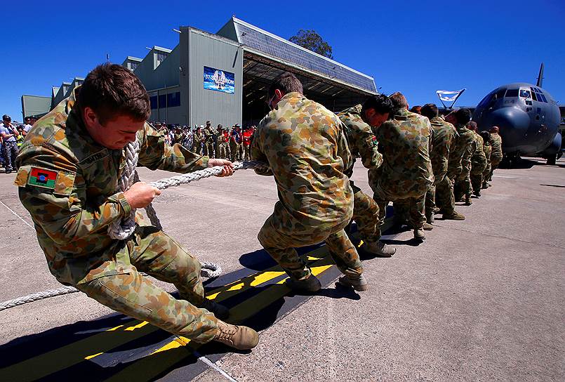 Сидней, Австралия. Подразделения австралийской армии соревнуются, кто быстрее перетащит военный самолет весом 40 тонн на расстояние 10 м