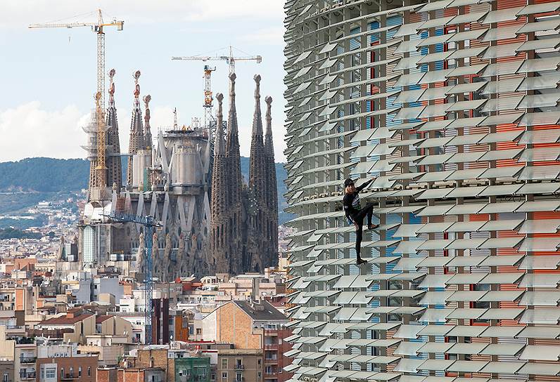 Барселона, Испания. Французский альпинист Ален Робер забирается на 38-этажный небоскреб