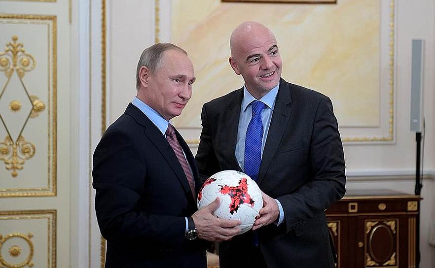 Слева направо: президент России Владимир Путин и президент FIFA Джанни Инфантино