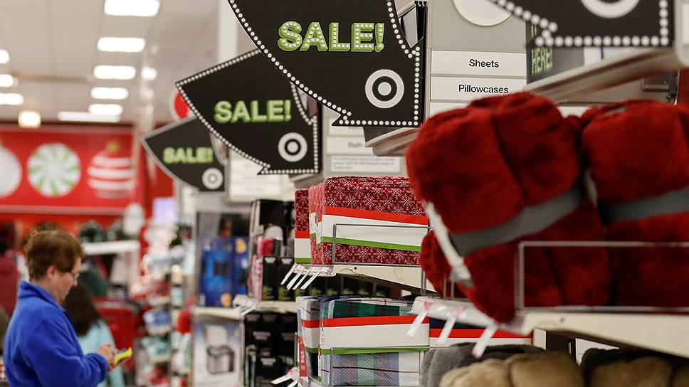 Потребители предпочитают онлайн покупки во время праздничных распродаж