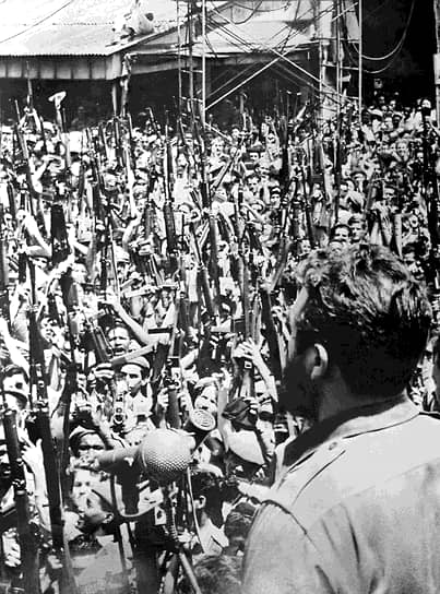После выхода на свободу Кастро эмигрировал в Мексику, где основал подпольное «Движение 26 июля» и начал готовить восстание. 2 декабря 1956 года отряд из 20 человек высадился на восточном побережье Кубы, и со временем превратился в повстанческую армию, которая начала партизанскую войну с режимом Батисты. 1 января 1959 года Фульхенсио Батиста бежал в Доминиканскую Республику, а Фидель Кастро выступил в городе Сантьяго-де-Куба с речью, в которой провозгласил победу революции
