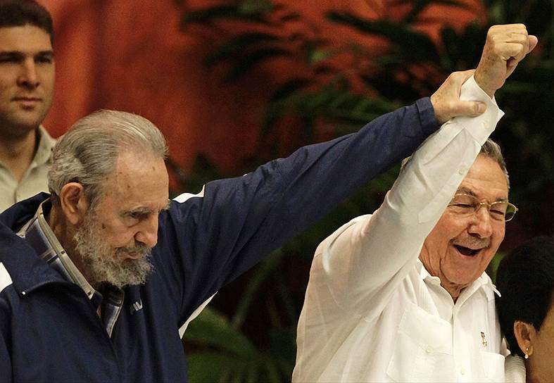 Рауль Кастро (справа) будет возглавлять Кубу и после смерти своего брата Фиделя — но только до 2018 года