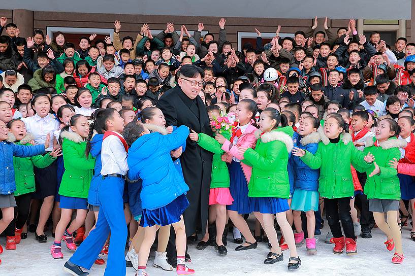 Самджиён, КНДР. Дети обнимают лидера Северной Кореи Ким Чен Ына