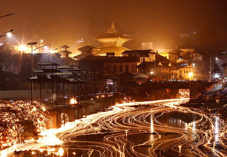 Катманду, Непал. Участники фестиваля Бала Чатурдаши  жгут масляные лампы и выполняют ритуальные омовения 