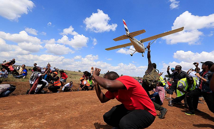 Найроби, Кения. Зрители во время воздушного ралли Vintage Air Rally в национальном парке Найроби