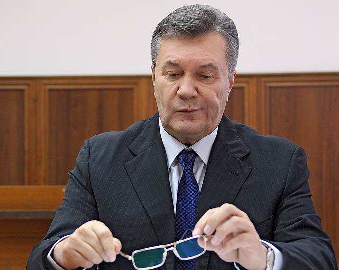 Судья разрешил Виктору Януковичу сесть только за полчаса до конца заседания