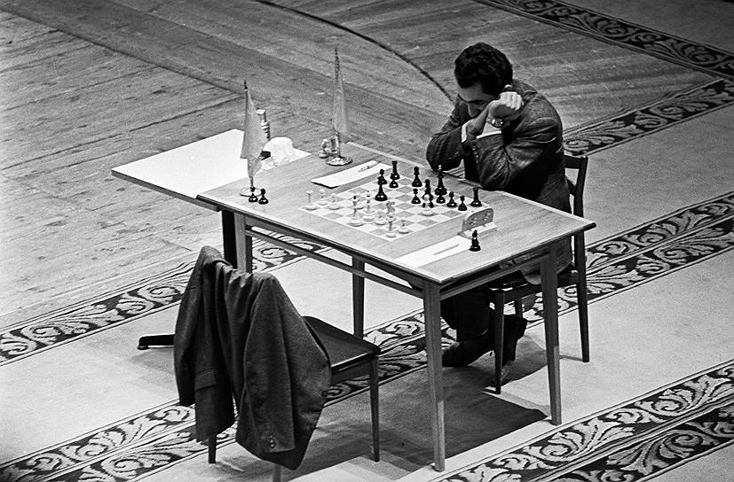 В 1963 году чемпионом мира по шахматам стал Тигран Петросян со счетом 12,5:9,5. Из-за неординарной манеры игры соперники называли его «шахматным левшой», а в 1964 году он вместе с Робертом Фишером возглавил первый рейтинг Эло. В 1966 году он отстоял титул в матче с Борисом Спасским (счет 12,5:11,5), но уступил ему через три года (10,5:12,5)