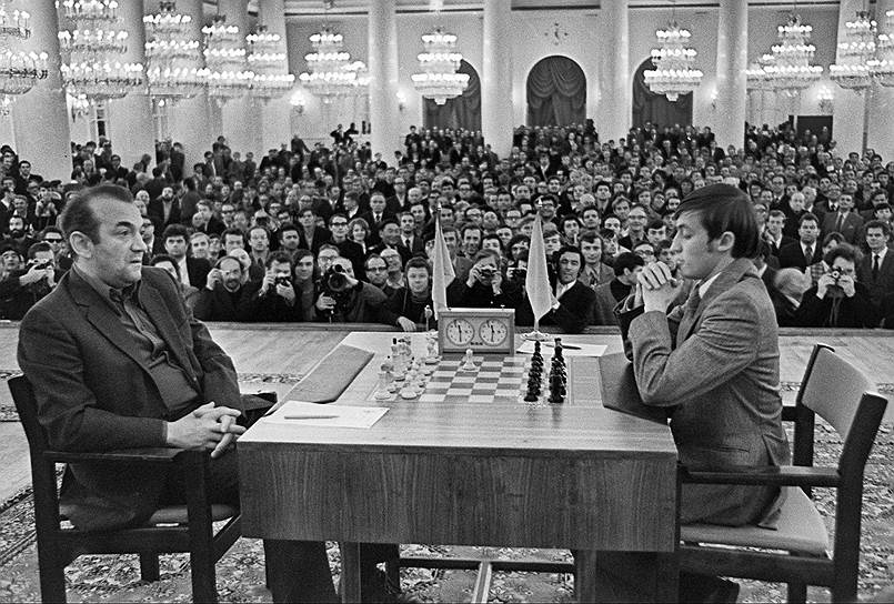 В 1974 году соперником Анатолия Карпова (справа)  в финале турнира претендентов был Виктор Корчной (слева). В интервью югославским СМИ он намекнул, что его проигрыш стал результатом давления сверху. Спустя два года, во время турнира в Амстердаме, Виктор Корчной отказался возвращаться в СССР. Некоторое время советские шахматисты бойкотировали турниры с участием бывшего соотечественника, но в 1978 и 1981 годах он сыграл два матча на звание чемпиона мира с Анатолием Карповым (сначала как лицо без гражданства, а потом как гражданин Швейцарии). Виктор Корчной проиграл их со счетом 15,5:16,5 и 7:11