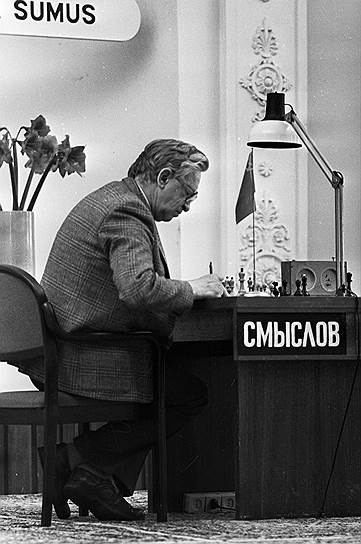 В 1957 году Михаил Ботвинник уступил звание чемпиона мира Василию Смыслову со счетом 9,5:12,5, но годом позже вернул его в матче-реванше с результатом 12,5:10,5. Василий Смыслов боролся за шахматную корону на протяжении 35 лет. Впервые он участвовал в матче за звание чемпиона мира в 1948 году, а в 1984 году последний раз сыграл в турнире претендентов в возрасте 62 лет (проиграл Гарри Каспарову в финале)