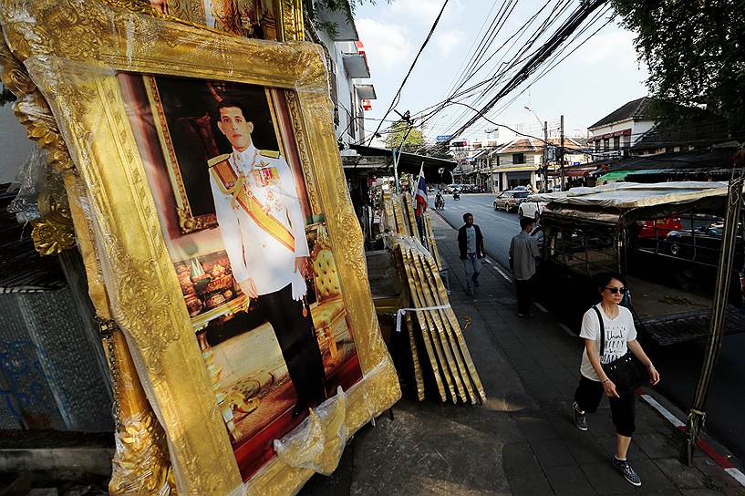 Принц Таиланда Маха Вачиралонгкорн (на портрете)