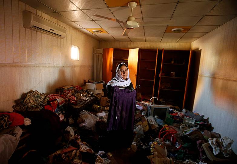 Башика, Ирак. Женщина стоит в своем доме после того, как город был освобожден курдскими военными от боевиков «Исламского государства»
