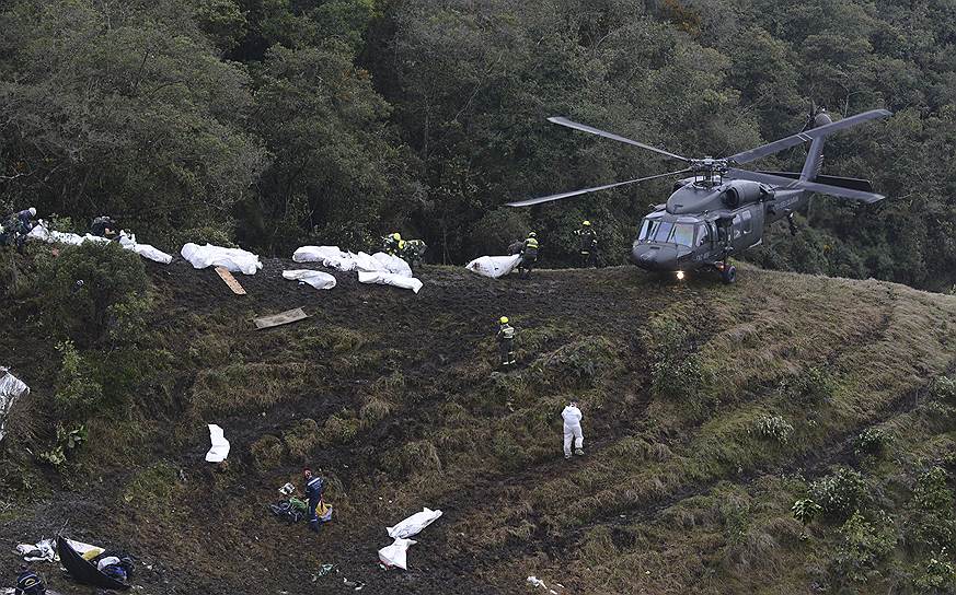 Медельин, Колумбия. Спасатели укладывают жертв авиакатастрофы в горах. Во время крушения самолета погибли 75 человек, еще 13 выжили