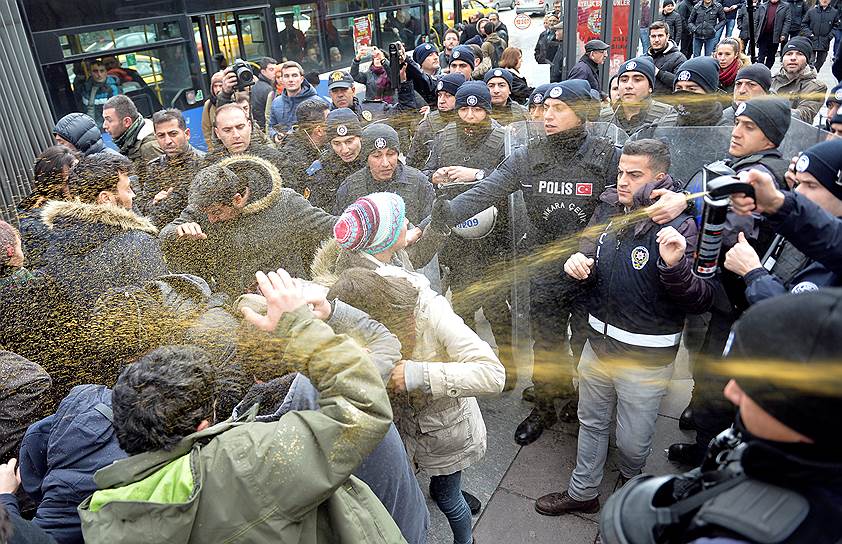 Анкара, Турция. Полиция распыляет слезоточивый газ на демонстрантов, которые начали протест после того, как 11 человек погибли во время пожара в общежитии