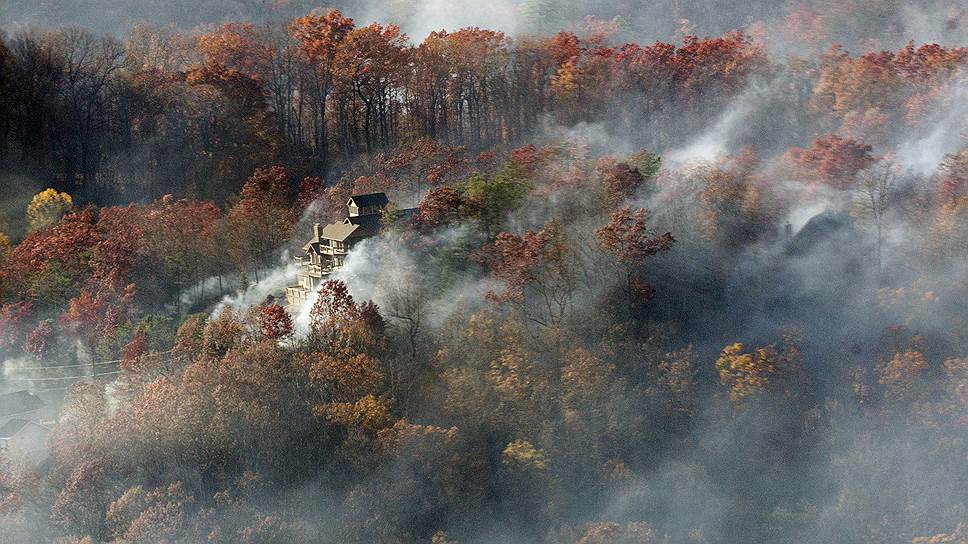 Гатлинберг, США. Дым от лесных пожаров, уничтоживших сотни домов в Теннесси