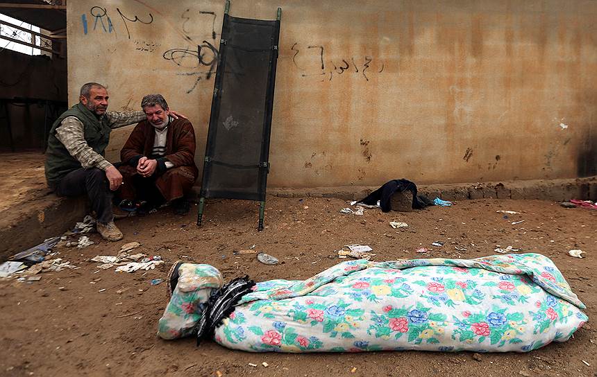 Аль-Самах, Ирак. Мужчина рядом с телом сына, убитого во время столкновений с боевиками «Исламского государства» (ИГ; запрещено в России)