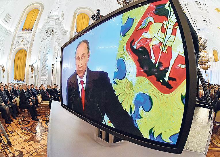 Некоторым депутатам в задних рядах зала доступнее оказался экранный образ Владимира Путина