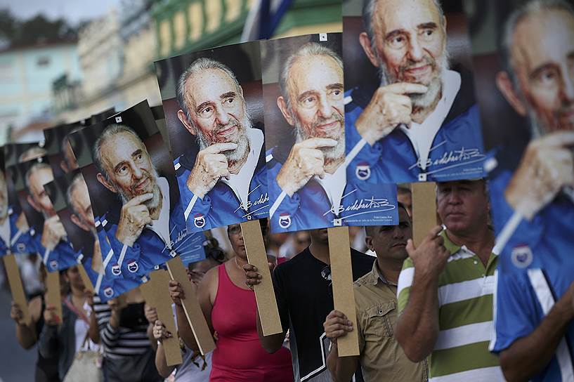 Лас-Тунас, Куба. Люди ожидают прибытия урны с прахом Фиделя Кастро