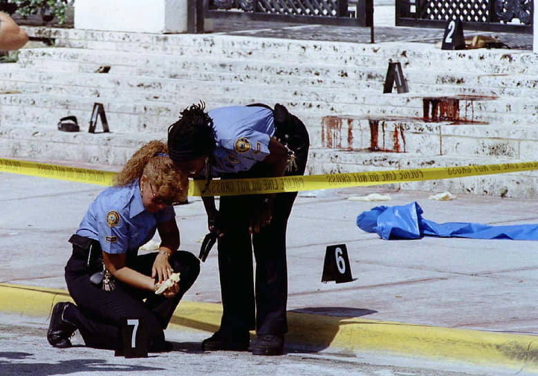 Джанни Версаче был застрелен утром 15 июля 1997 года, ему было 50 лет. Модельер возвращался с утренней прессой домой, когда в него дважды выстрелили. Пули попали в голову, от ранений Версаче скончался в больнице
