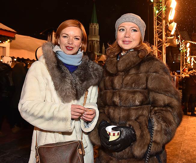 Актрисы Алиса Гребенщикова (слева) и Елена Захарова во время церемонии открытия XI сезона «ГУМ-Катка» и «ГУМ-Ярмарки» на Красной площади 