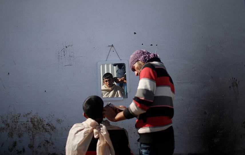Хазер, Ирак. Мастер стрижет жителя Мосула, который покинул город во время операции по вытеснению боевиков «Исламского государства»