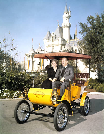 До конца своих дней Уолт Дисней прожил с любимой женой Дайаной Мэри (на фото). У них было семь детей. После смерти мужа (15 декабря 1966 года) Дайана Мэри Дисней стала одним из руководителей The Walt Disney Company, написала биографию мужа и работала над несколькими проектами в его честь
