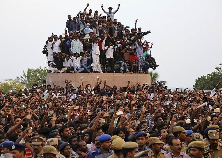 Ченнаи, Индия. Местные жители во время похоронной процессией популярного политика, бывшей актрисы Джаярам Джаялалиты