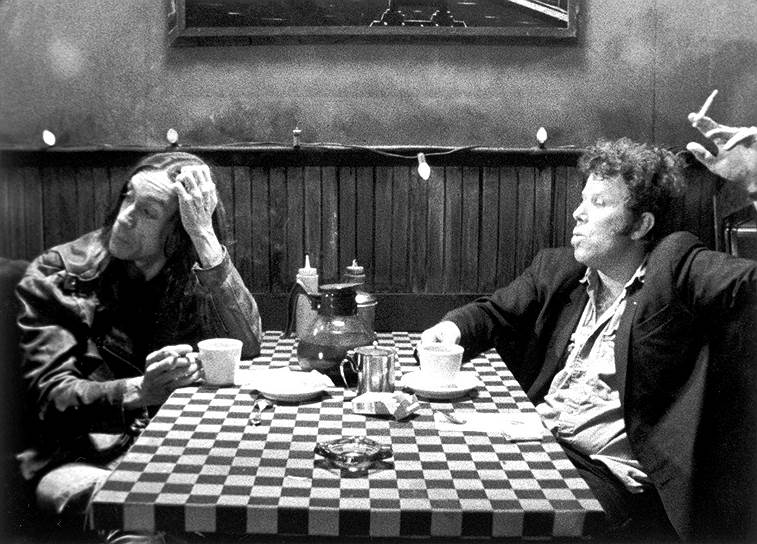 «Джентльмен — это человек, который умеет играть на аккордеоне, но никогда не делает этого»&lt;br>На фото: Том Уэйтс в фильме Джима Джармуша «Кофе и сигареты» с Игги Попом (слева), 2003 год