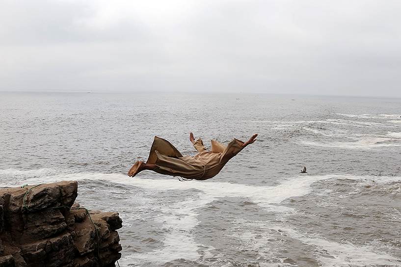 Дима, Перу. Местный экстремал прыгает с 13-метровой скалы 