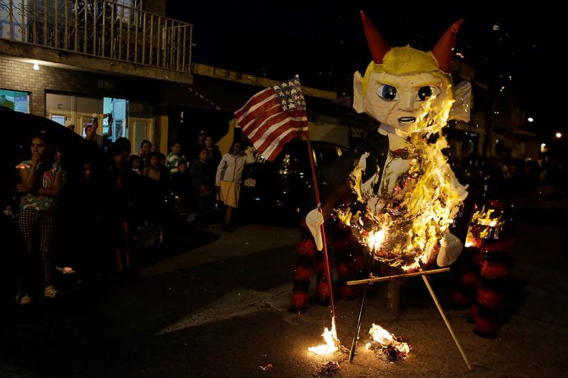 Гватемала, Республика Гватемала. Местные жители сжигают куклу Дональда Трампа с рогами во время предрождественского фестиваля