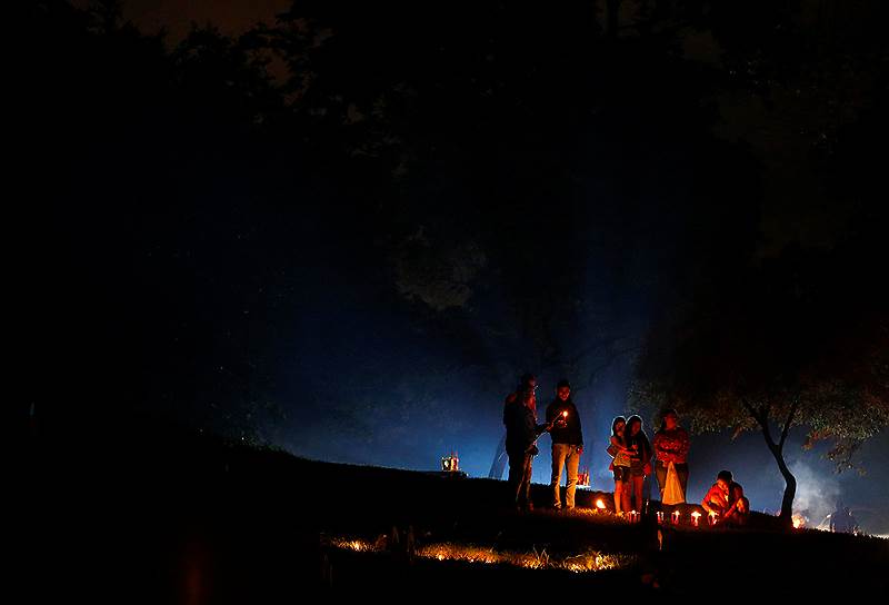 Кали, Колумбия. Люди зажигают свечи на кладбище, чтобы отметить начало рождественских праздников