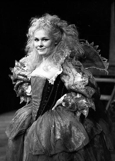 Дебют Джуди Денч на театральной сцене состоялся в лондонской Old Vic Company. В постановке «Гамлета» начинающая актриса успешно сыграла Офелию, позднее там же исполнила главную роль в «Ромео и Джульетте». Талант Денч оценили и критики, и требовательная столичная публика. В 1961 году актриса перешла в труппу Королевского шекспировского театра. Вскоре ее стали называть одной из лучших актрис послевоенного периода