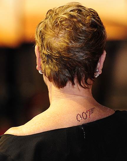 Свой 81-й день рождения актриса решила отметить, сделав татуировку. На запястье Денч набита латинская фраза «Carpe Diem», что в переводе означает «Лови момент». Эту фразу актриса назвала своим девизом по жизни