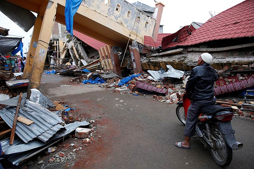 Ачех, Индонезия. Местный житель в разрушенном землетрясением квартале
