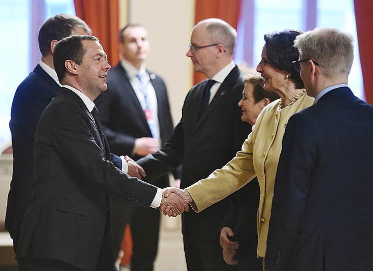 Председатель правительства России Дмитрий Медведев (слева) 