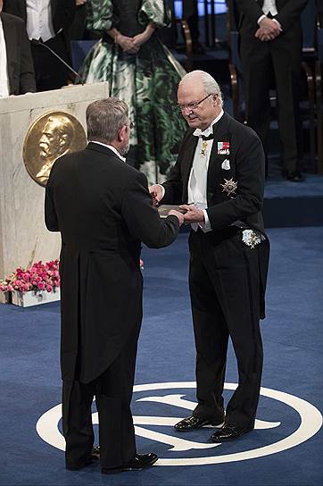 Лауреат Нобелевской премии-2016 в области физики Майкл Костерлиц (слева) и король Швеции Карл XVI