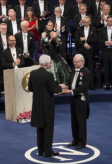 Лауреат премии Государственного банка Швеции памяти Альфреда Нобеля 2016 года Бенгт Хольмстрём (Финляндия) (слева) и король Швеции Карл XVI