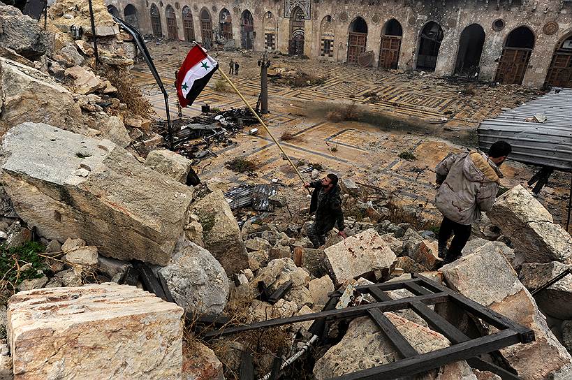 Алеппо, Сирия. Проправительственные войска водружают государственный флаг на мечеть Омейядов — крупнейший храм в городе