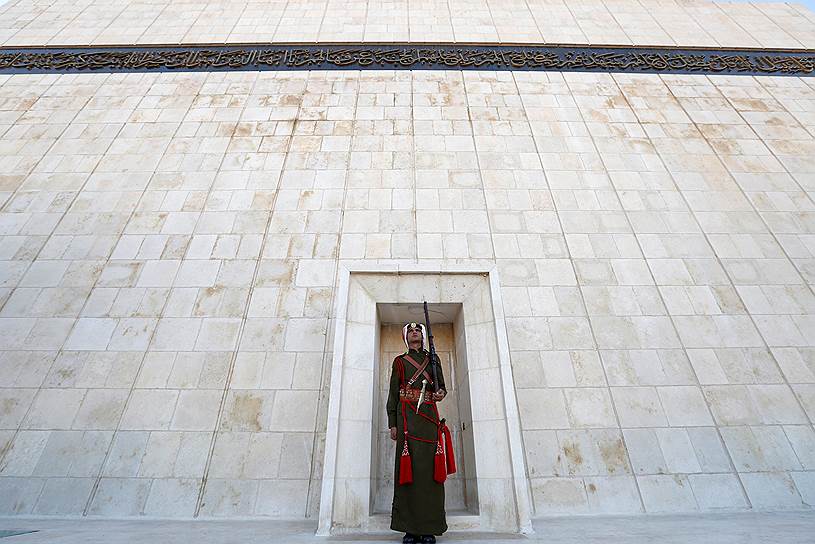 Амман, Иордания. Солдат почетного караула у восстановленного мемориального комплекса