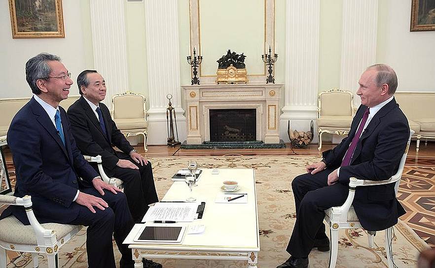 Президент России Владимир Путин (справа) во время интервью японским СМИ