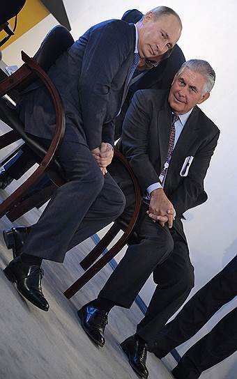 Председатель совета директоров компании ExxonMobil Рекс Тиллерсон и президент России Вдадимир Путин на саммите Азиатско-Тихоокеанского экономического сотрудничества во Владивостоке, 2012 год