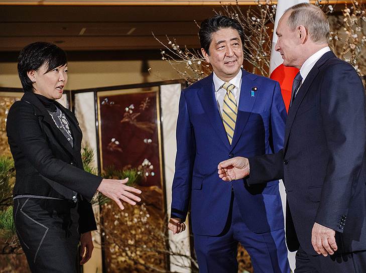 Президент России Владимир Путин (справа) и премьер-министр Японии Синдзо Абэ (в центре)