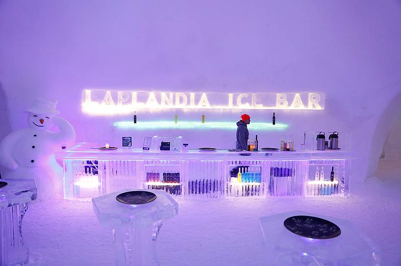 Рованиеми, Финляндия. Ледяной бар в деревне Санта-Клауса