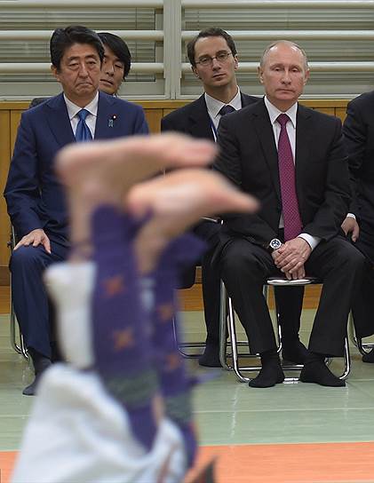 Токио, Япония. Президент России Владимир Путин и премьер-министр Японии Синдзо Абэ в центре восточных единоборств «Кодокан» в рамках официальной встречи лидеров двух стран